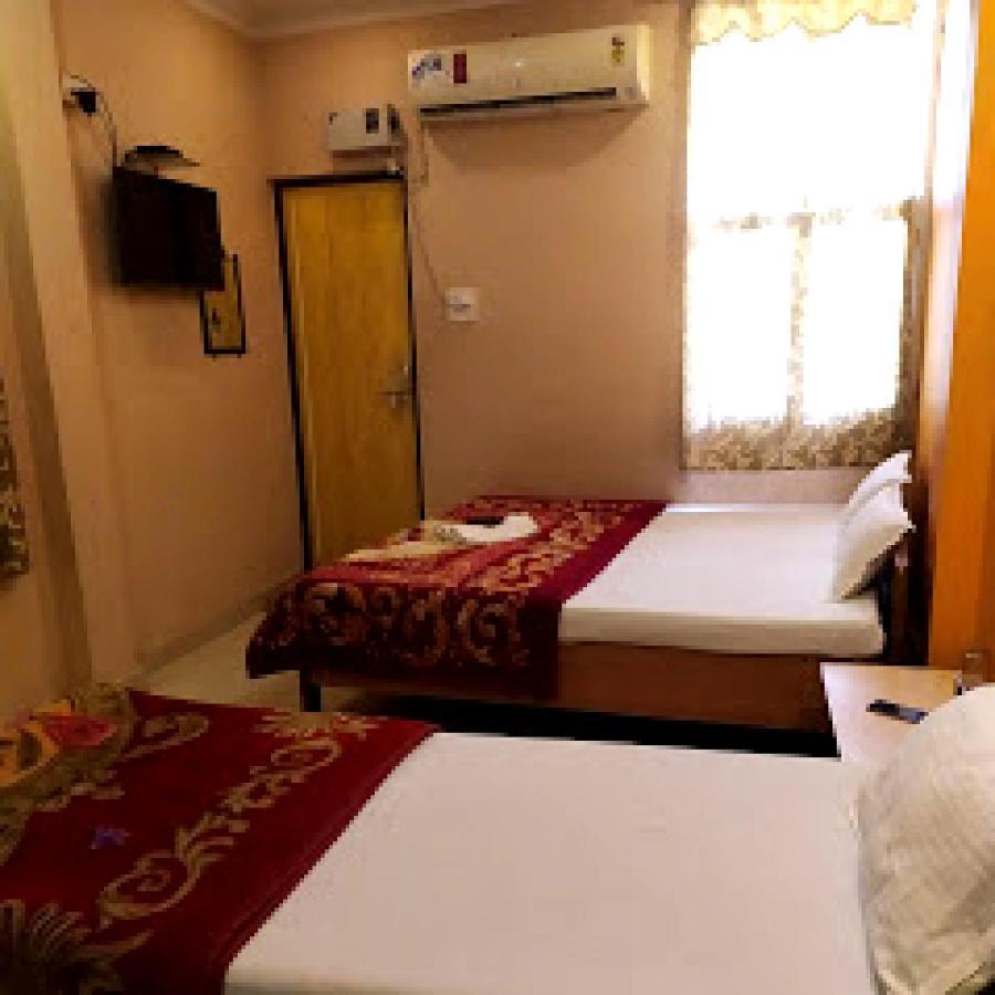 Hotel Aakash Ganga Varanasi Exteriör bild